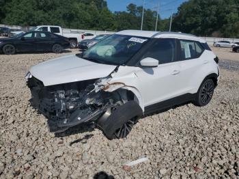  Salvage Nissan Kicks