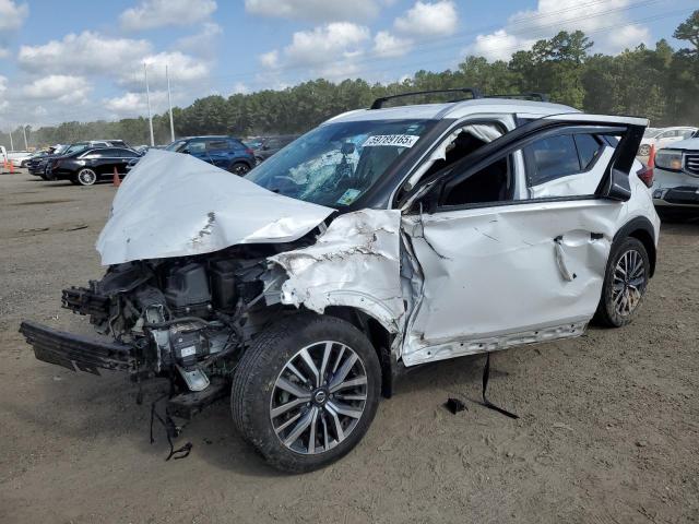  Salvage Nissan Kicks