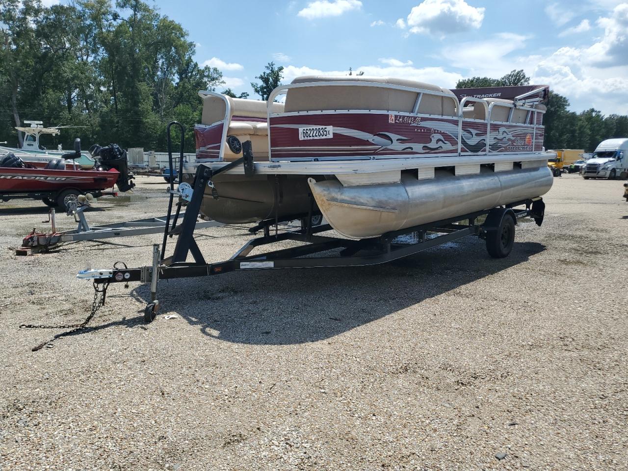 Sun Tracker Boat Image 5