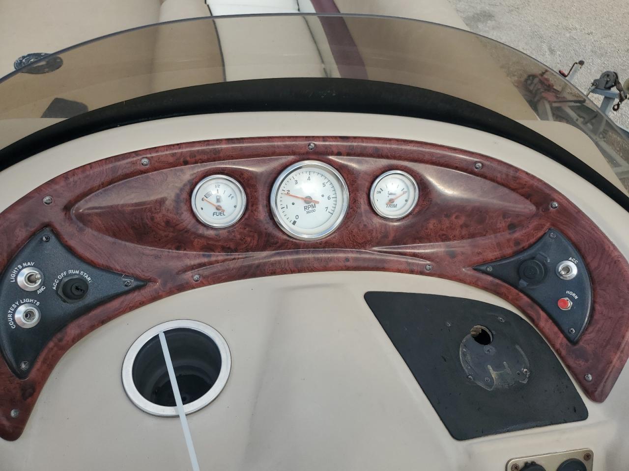 Sun Tracker Boat Image 10