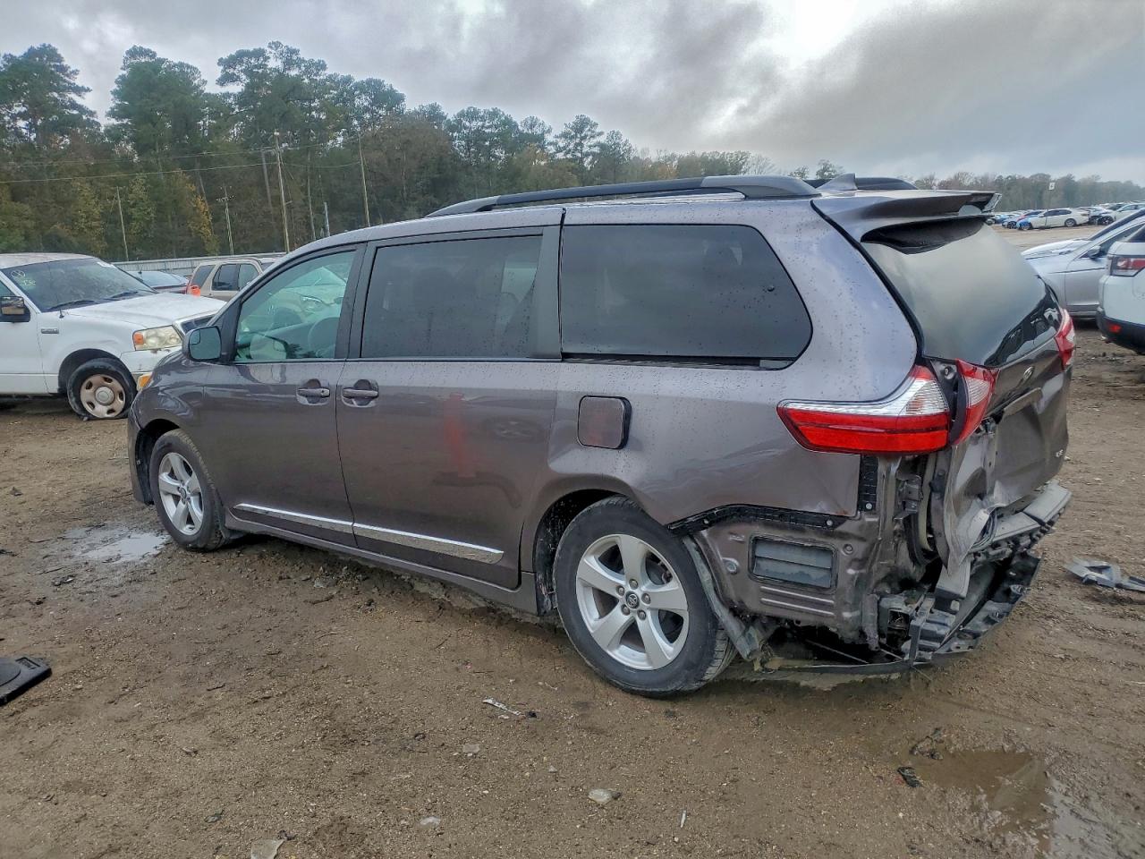 Toyota Sienna Le Image 2