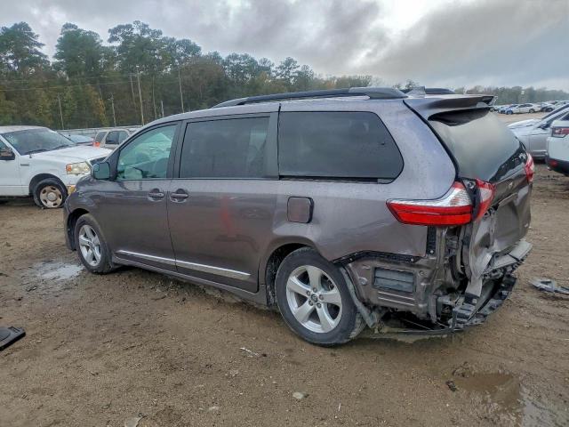Toyota Sienna Le Image 2