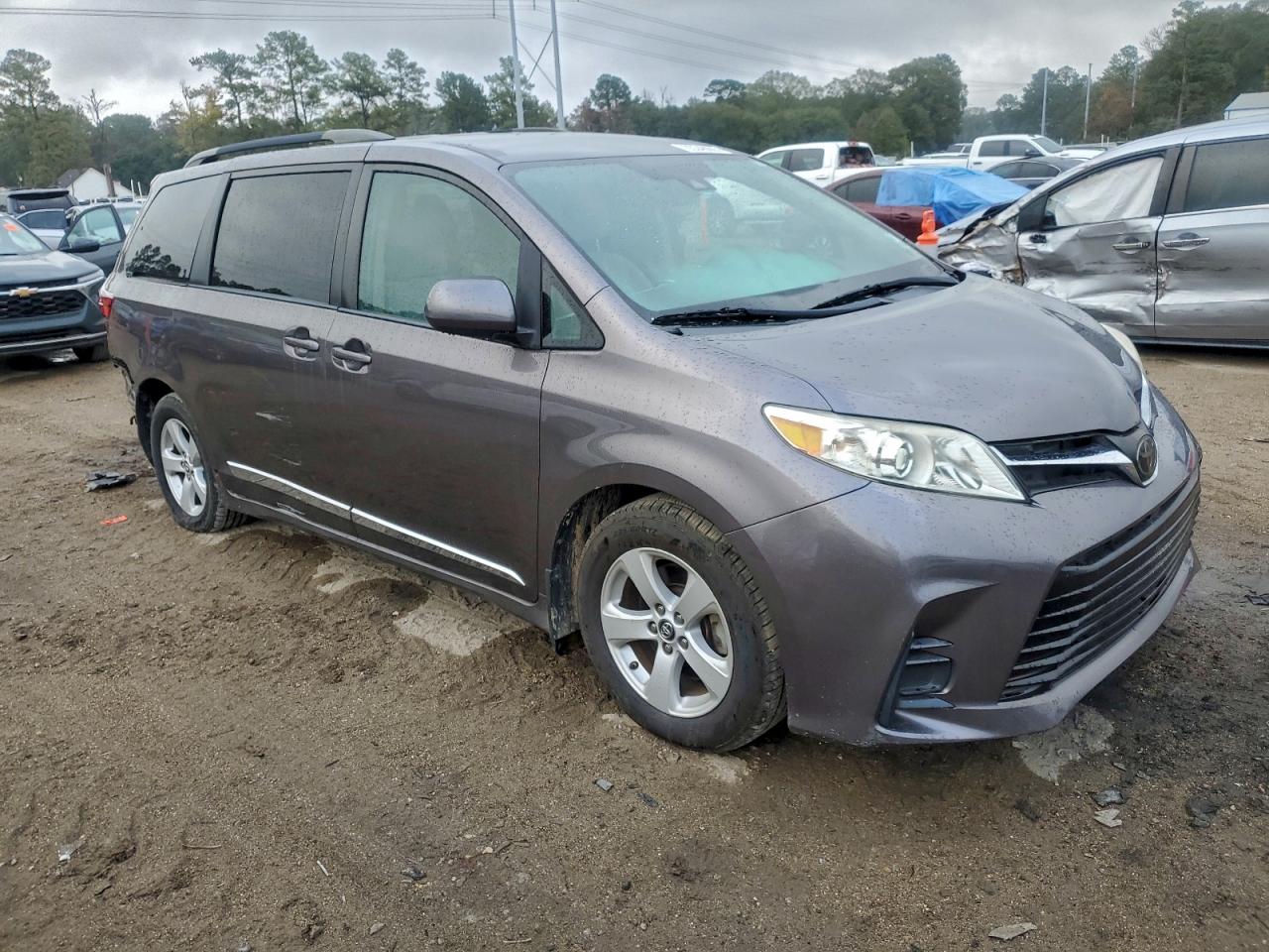 Toyota Sienna Le Image 3