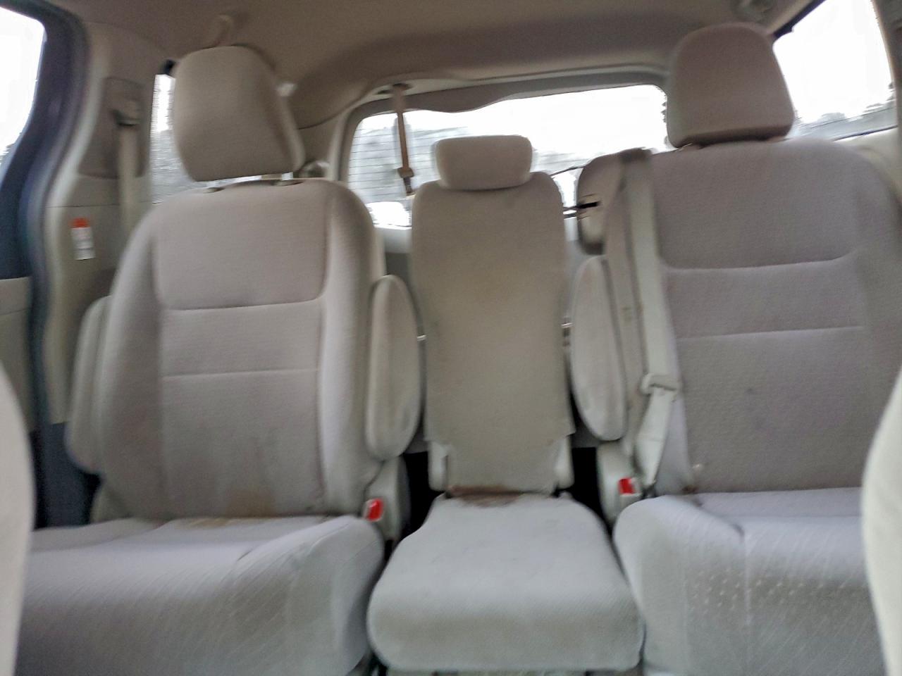 Toyota Sienna Le Image 11