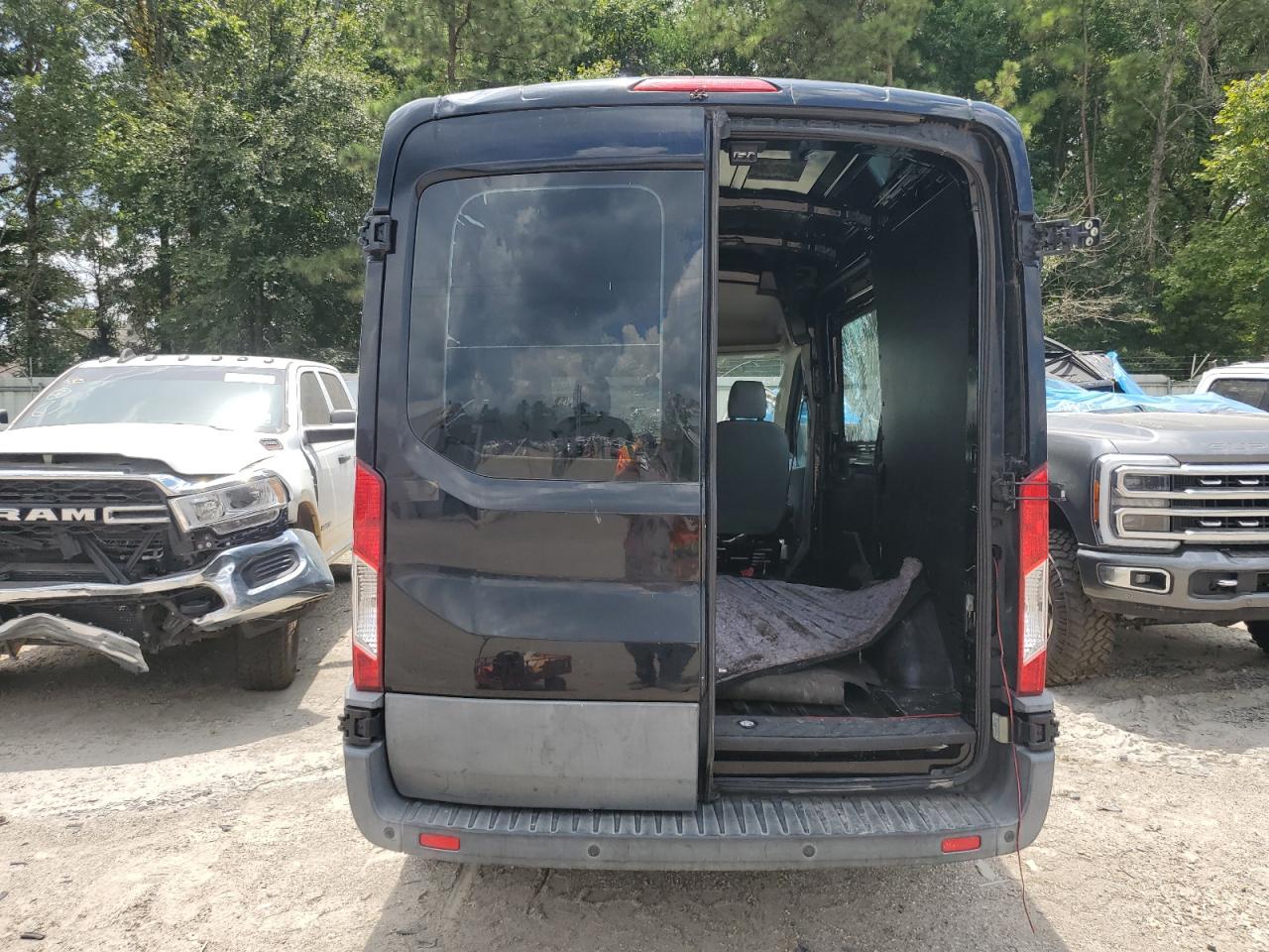 Ford Transit T-150 Image 4