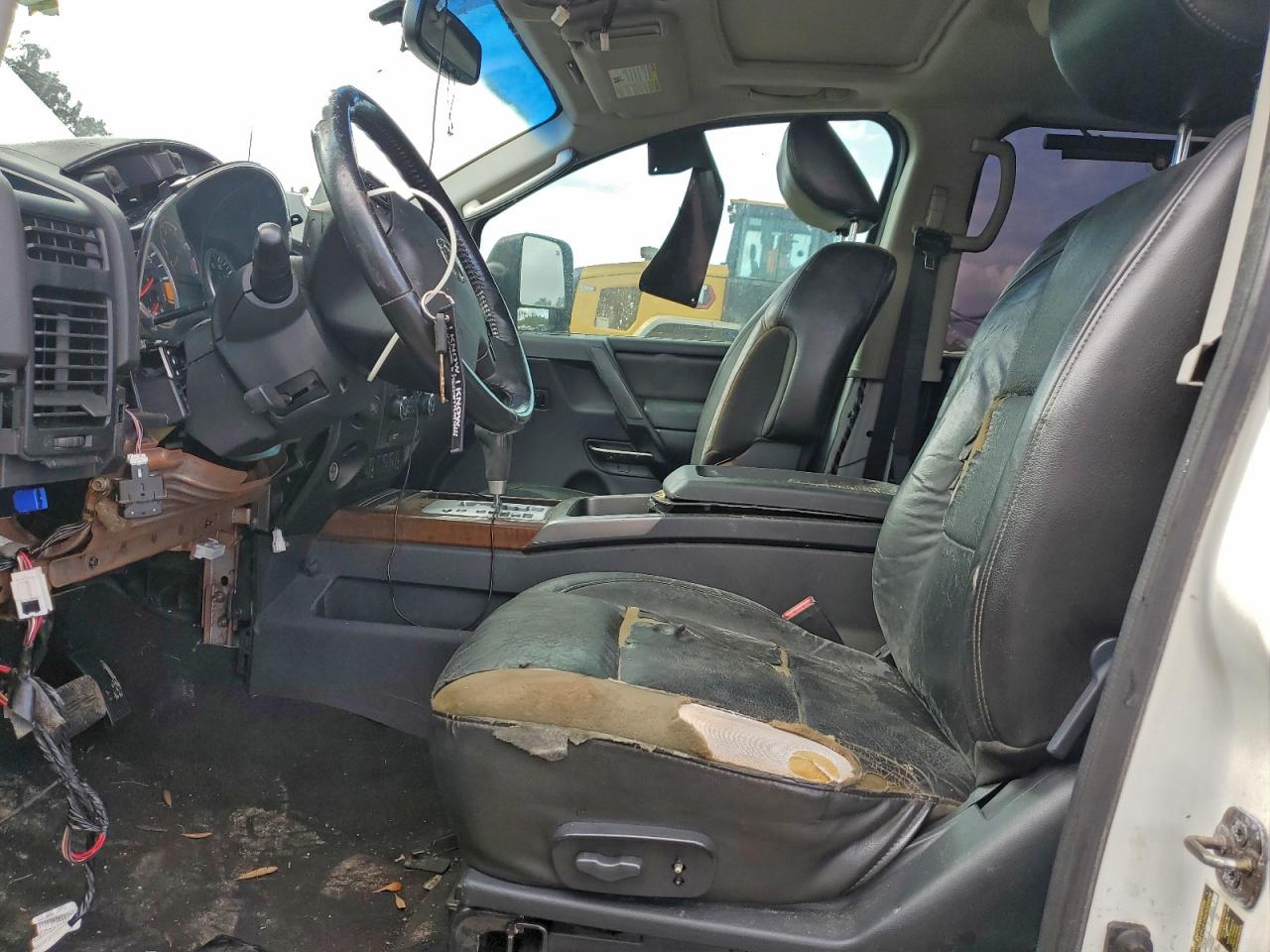 Nissan Titan Xe Image 8