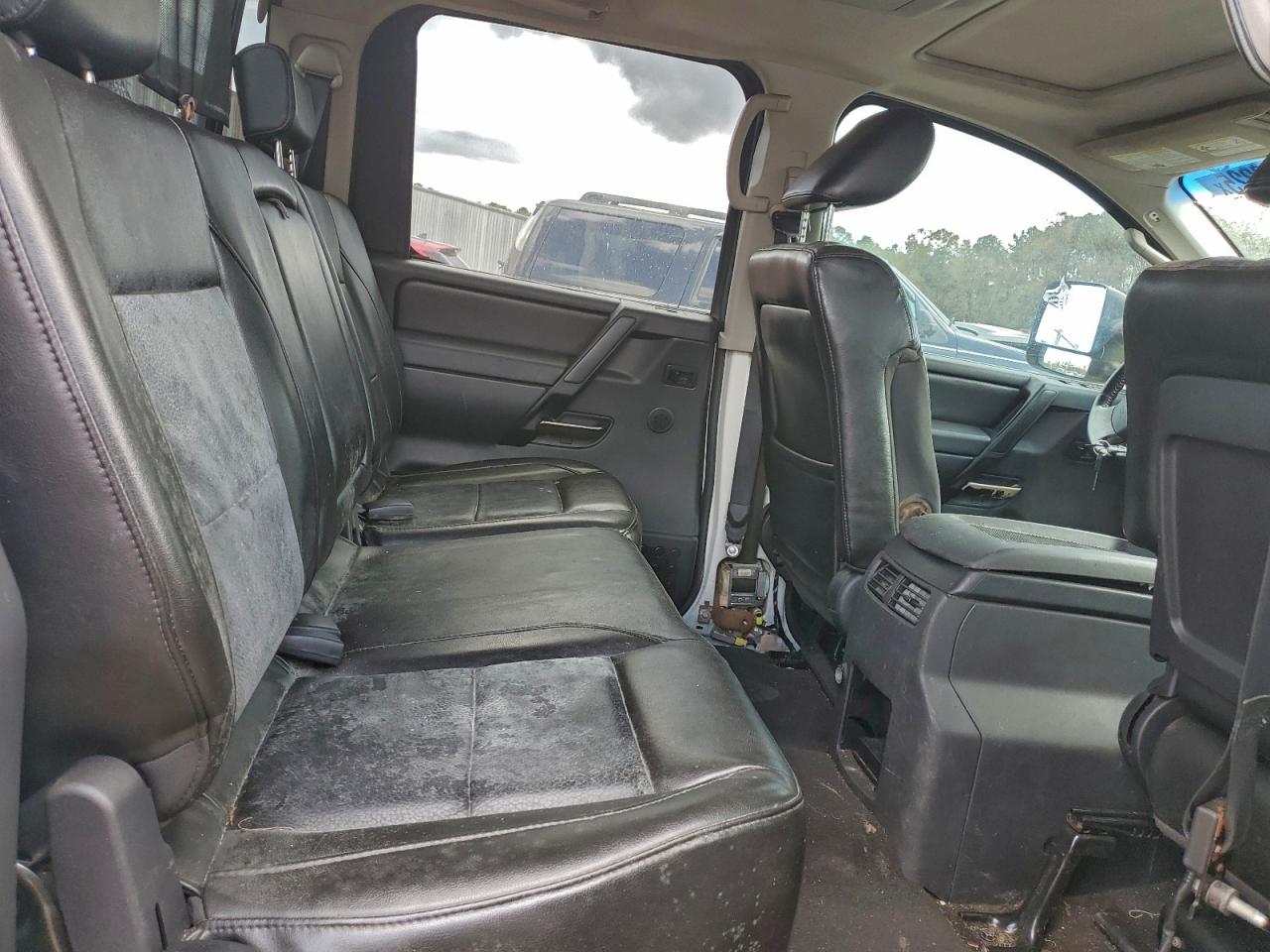 Nissan Titan Xe Image 10