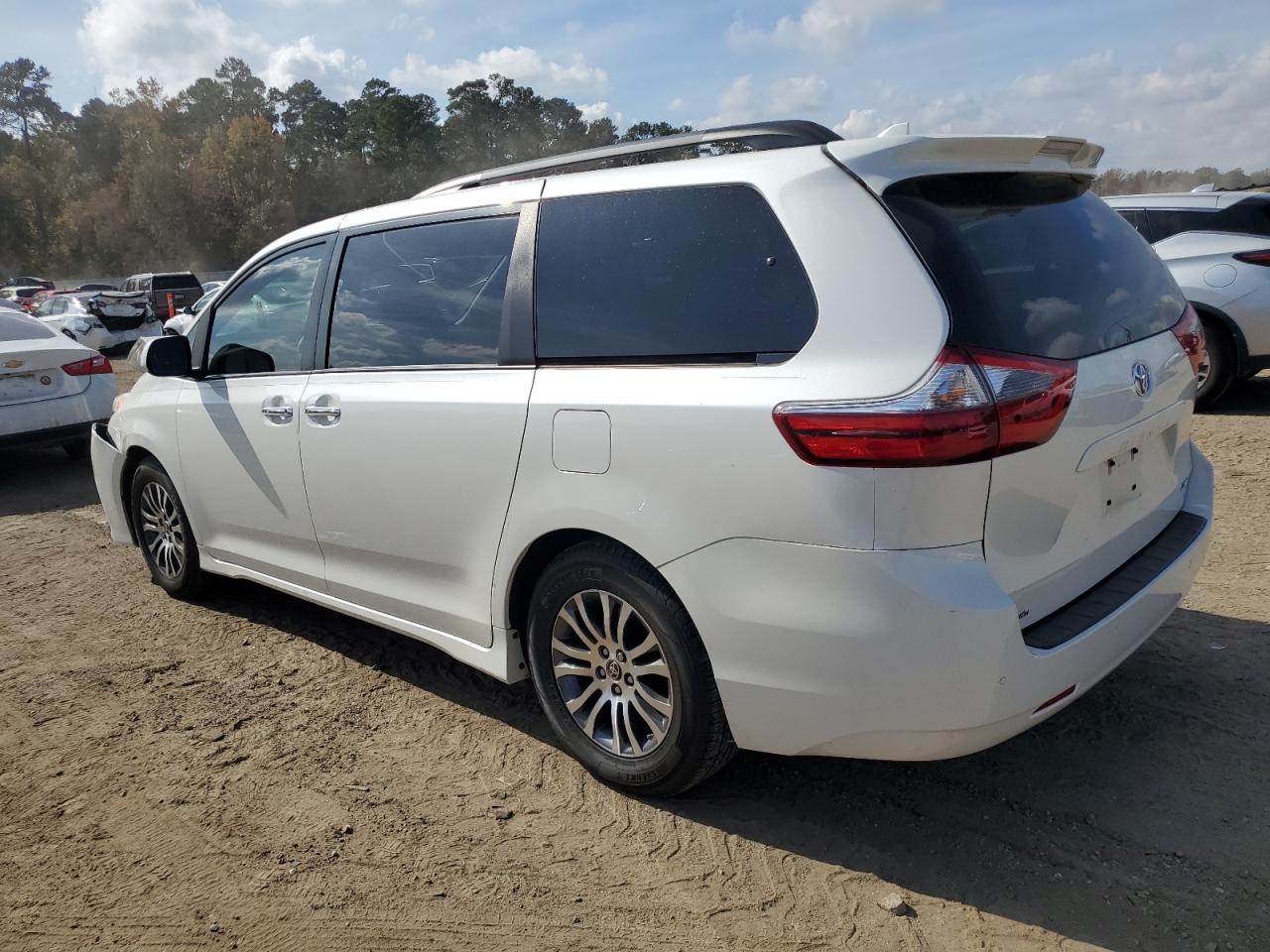 Toyota Sienna Xle Image 4