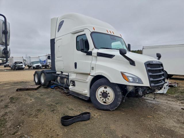 Salvage Freightliner Cascadia 1