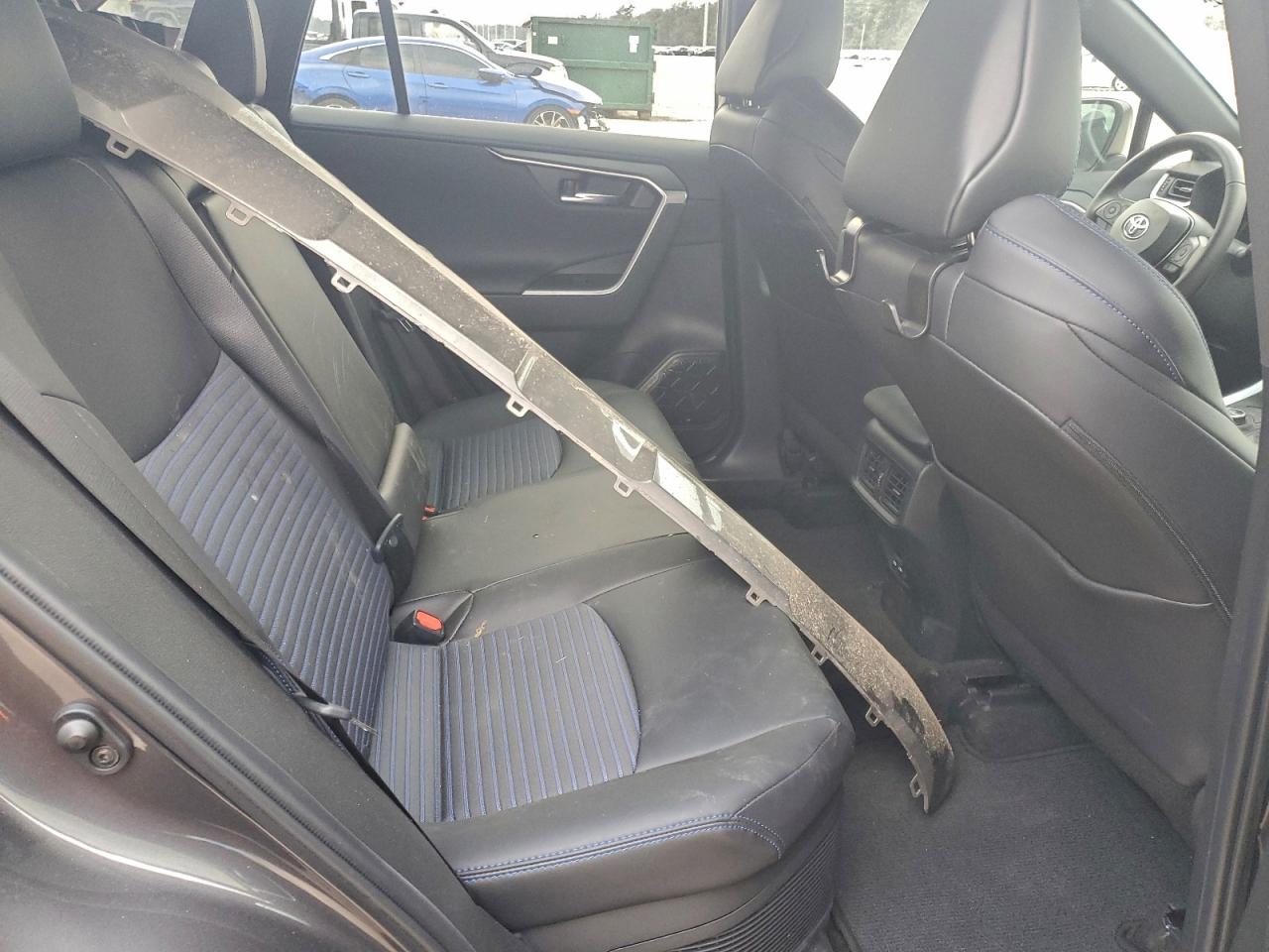 Toyota RAV4 Xse Image 3