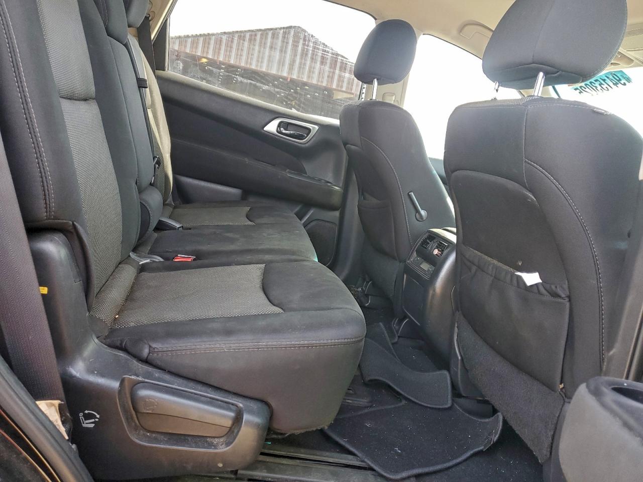 Nissan Pathfinder S Image 8