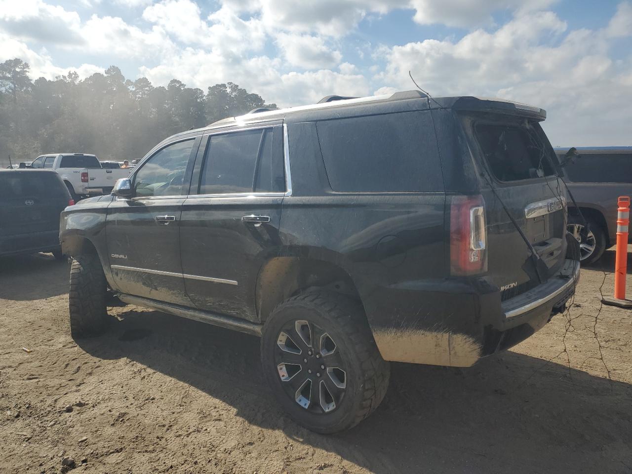 GMC Yukon Denali Image 5