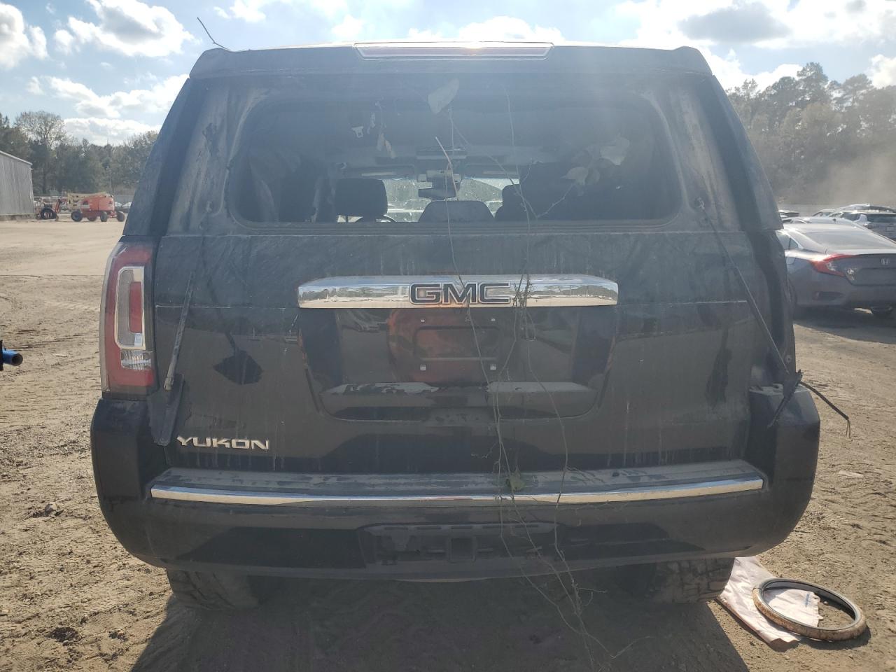 GMC Yukon Denali Image 10