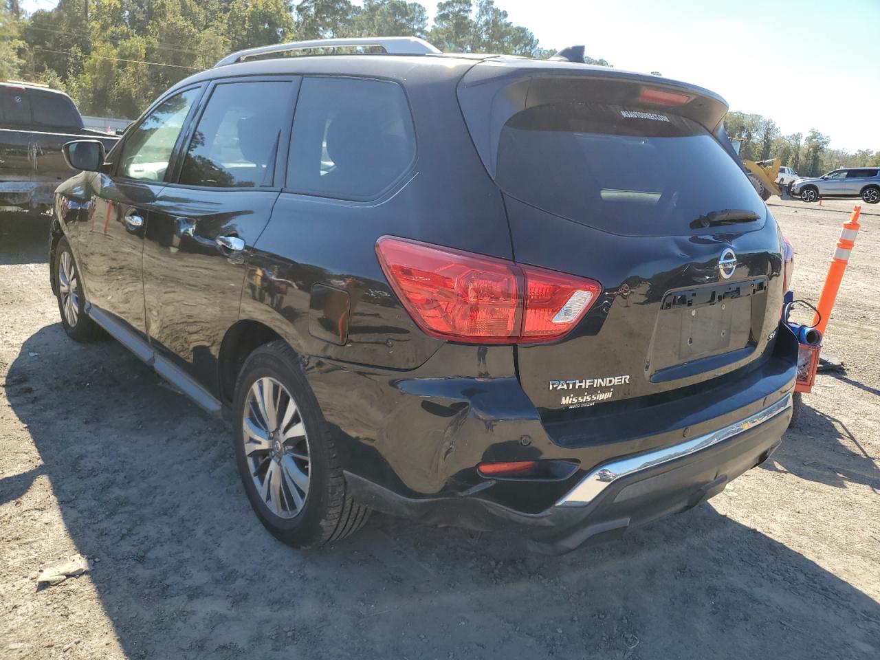 Nissan Pathfinder S Image 8