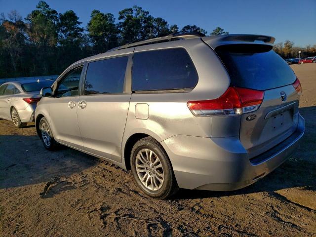 Toyota Sienna Xle Image 3