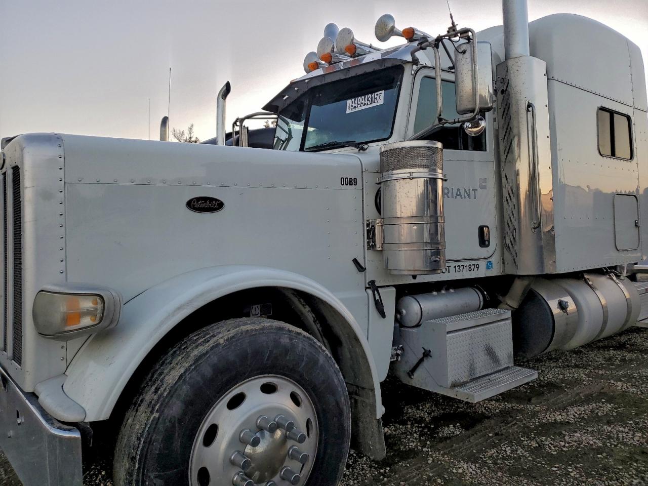 Peterbilt 389 Image 6