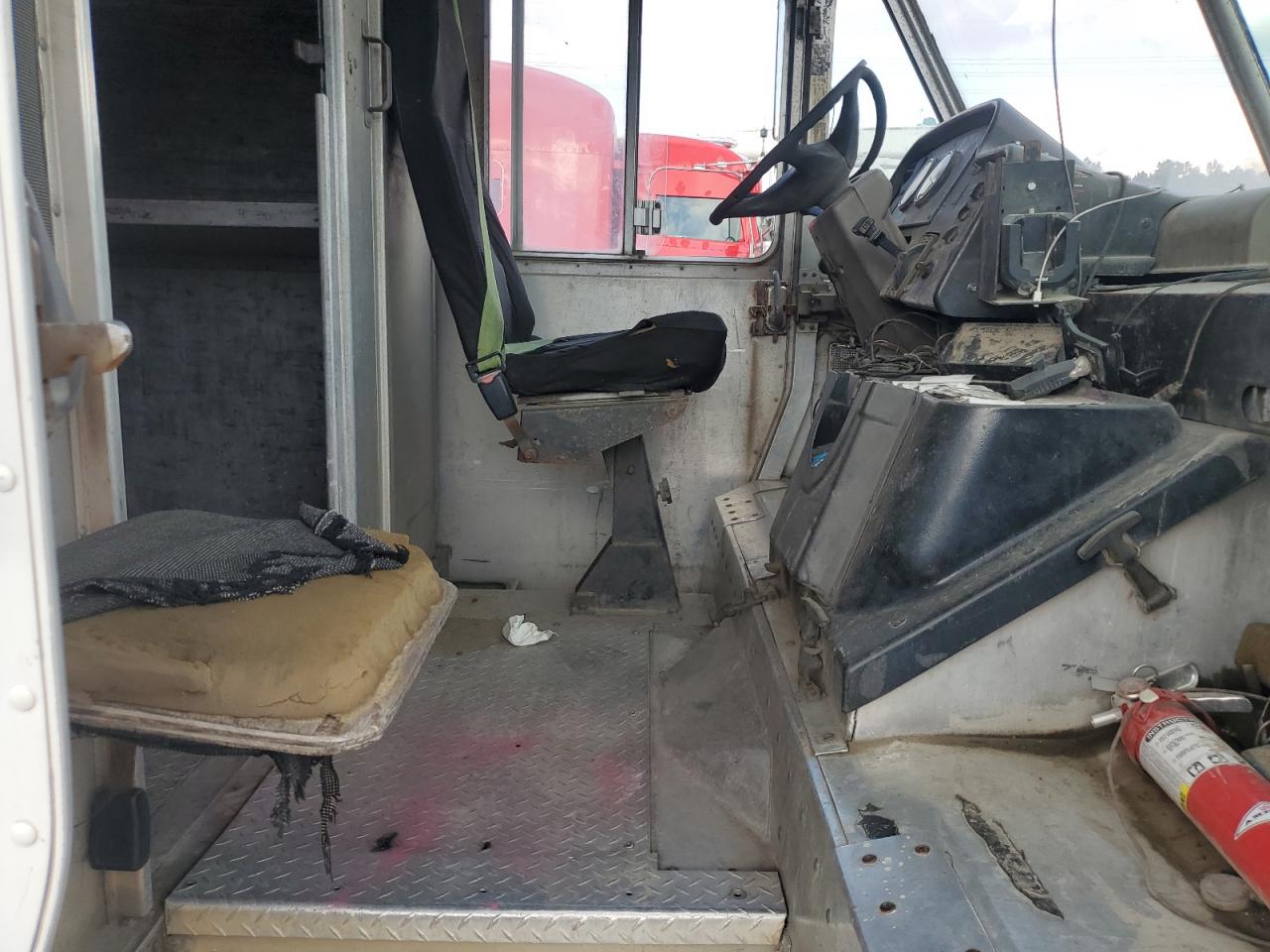 Freightliner Chassis M M Line Walk-in Van Image 4