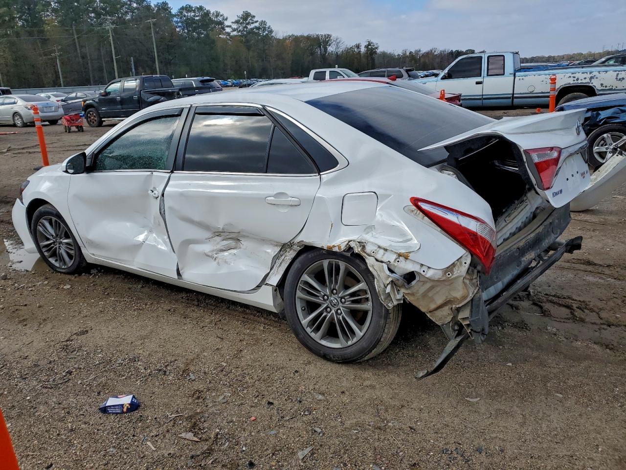 Toyota Camry Le Image 11