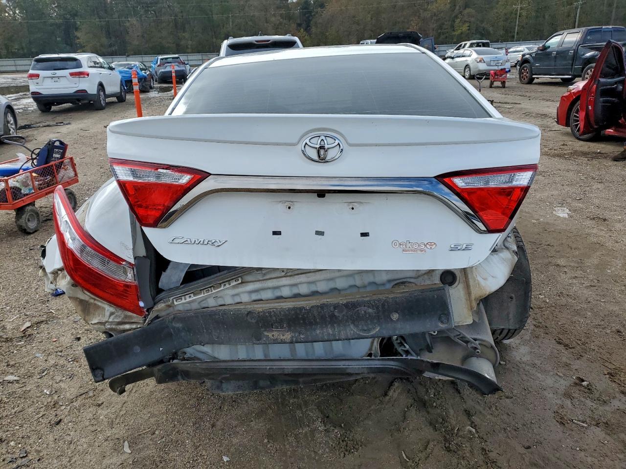 Toyota Camry Le Image 5