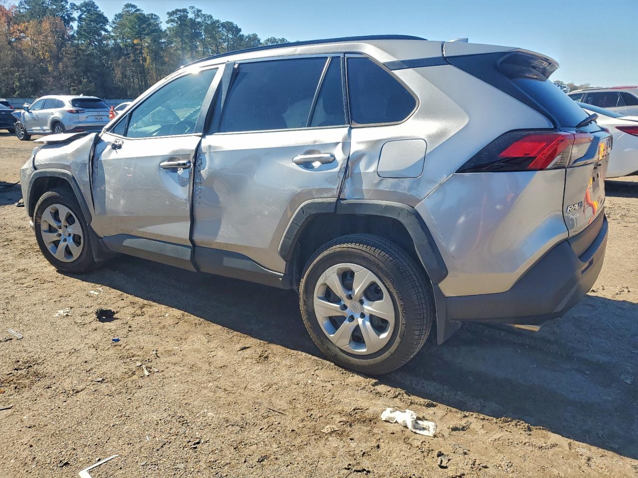 Toyota RAV4 Le Image 4