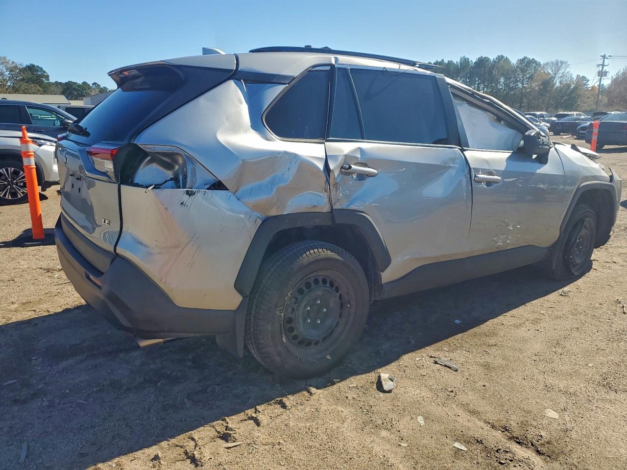 Toyota RAV4 Le Image 8