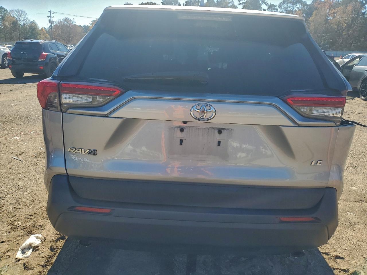 Toyota RAV4 Le Image 2