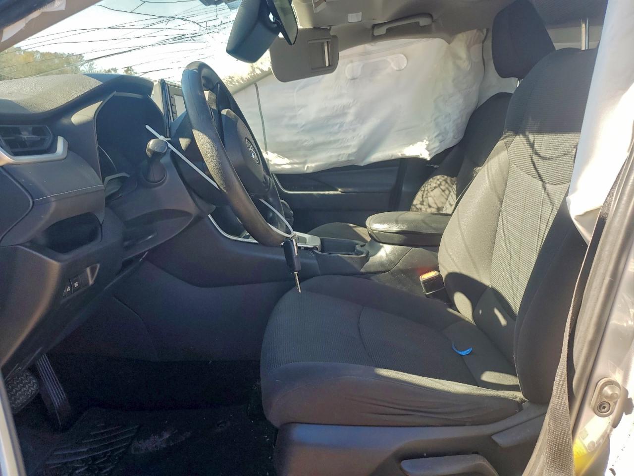 Toyota RAV4 Le Image 5