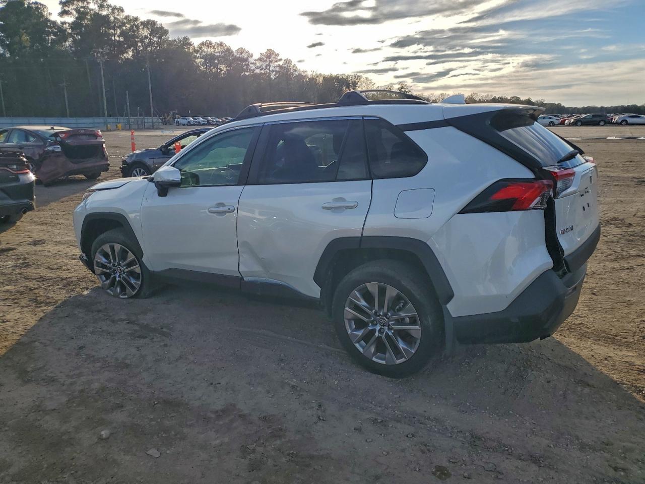 Toyota RAV4 Xle Premium Image 2