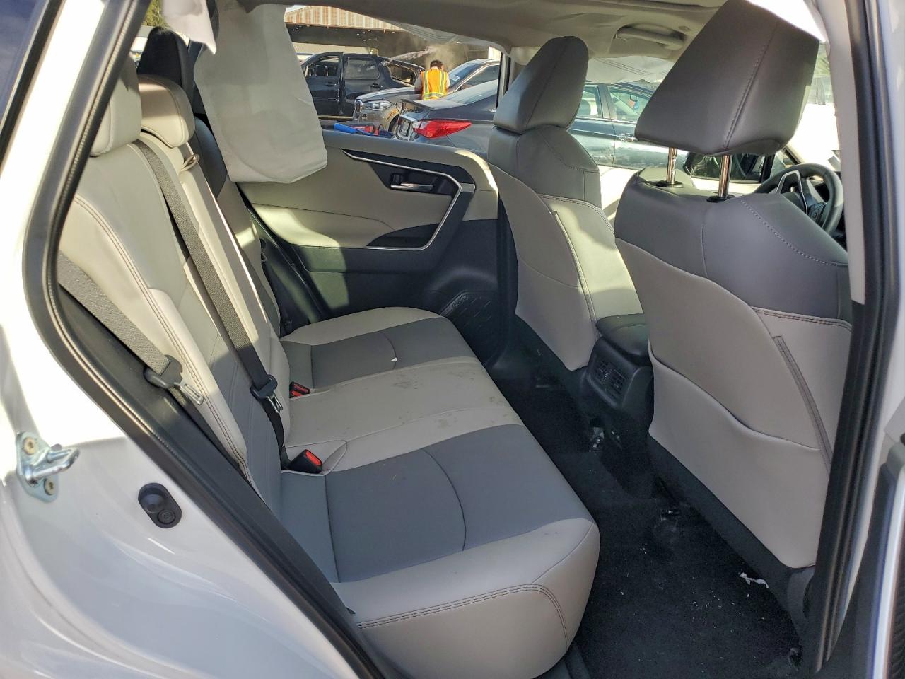 Toyota RAV4 Xle Premium Image 7