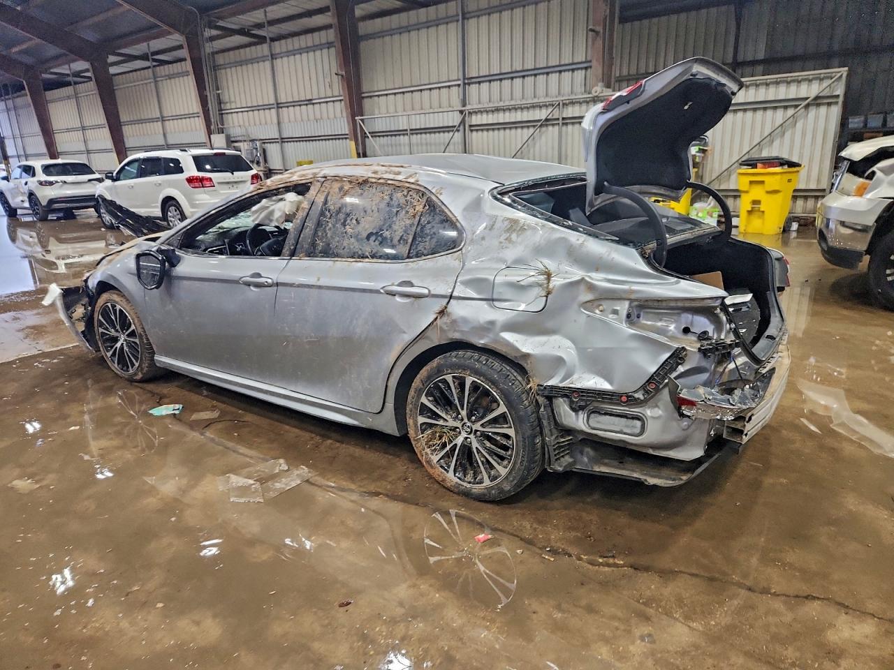 Toyota Camry L Image 3