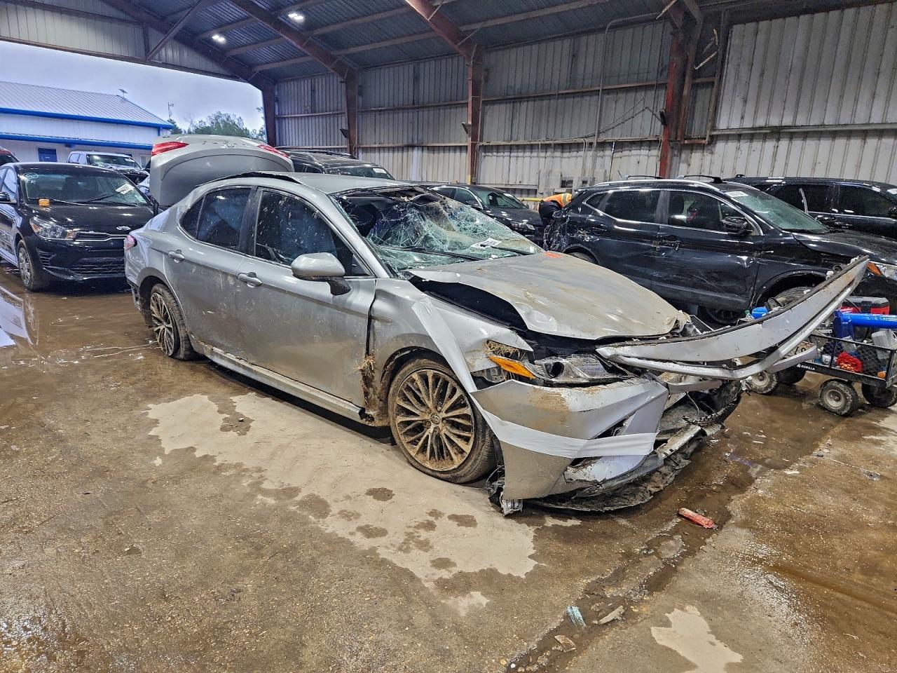 Toyota Camry L Image 2