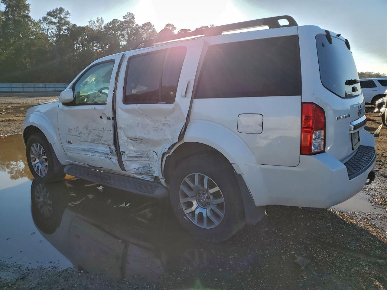 Nissan Pathfinder Le Image 2