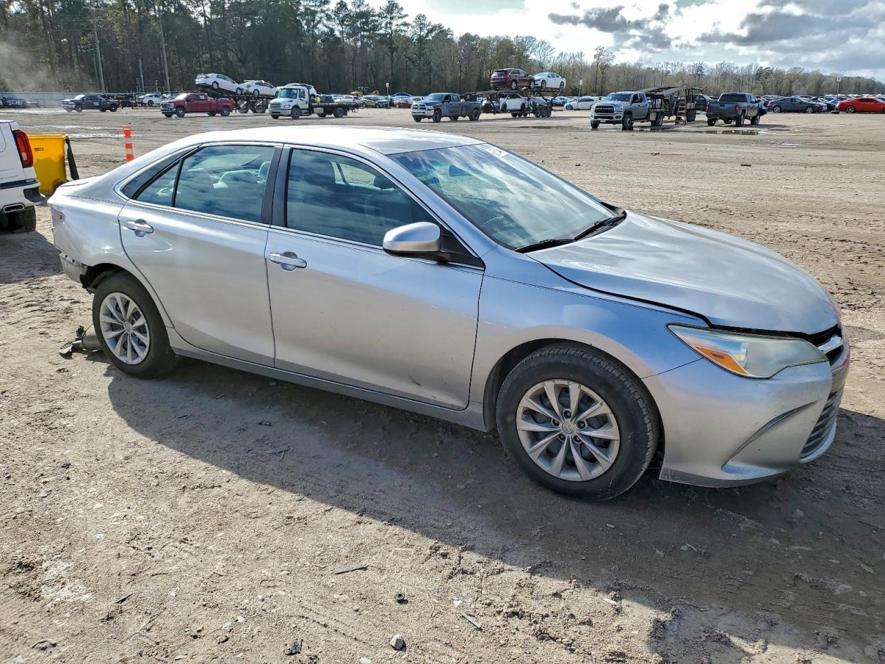 Toyota Camry Le Image 7