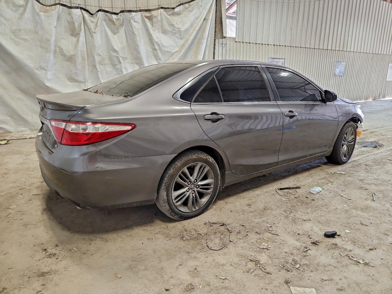 Toyota Camry Le Image 5