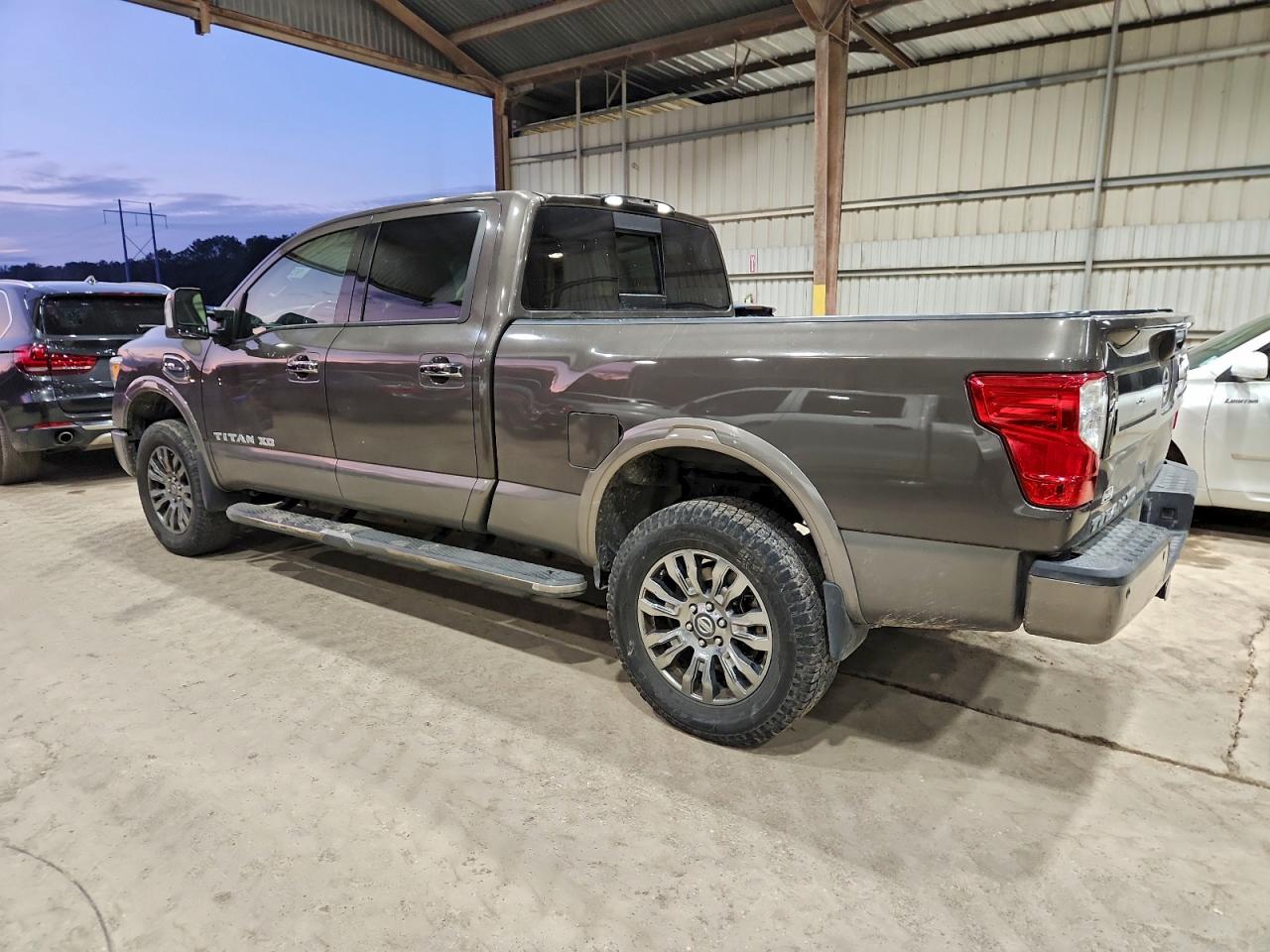 Nissan Titan Sl Image 3