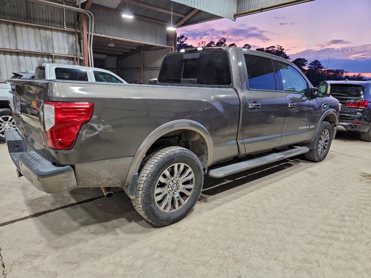 Nissan Titan Sl Image 10