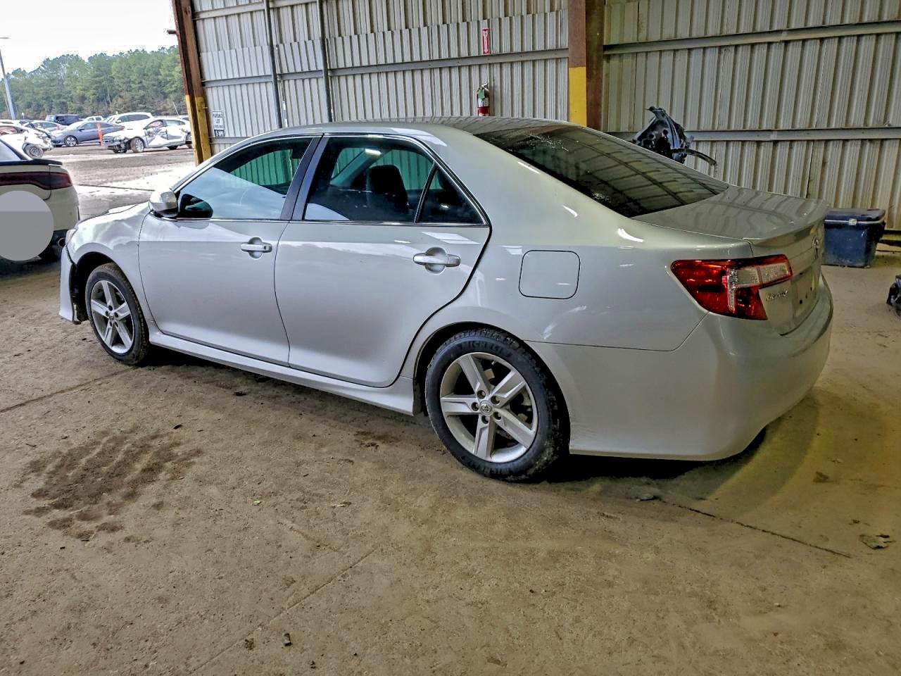 Toyota Camry L Image 4