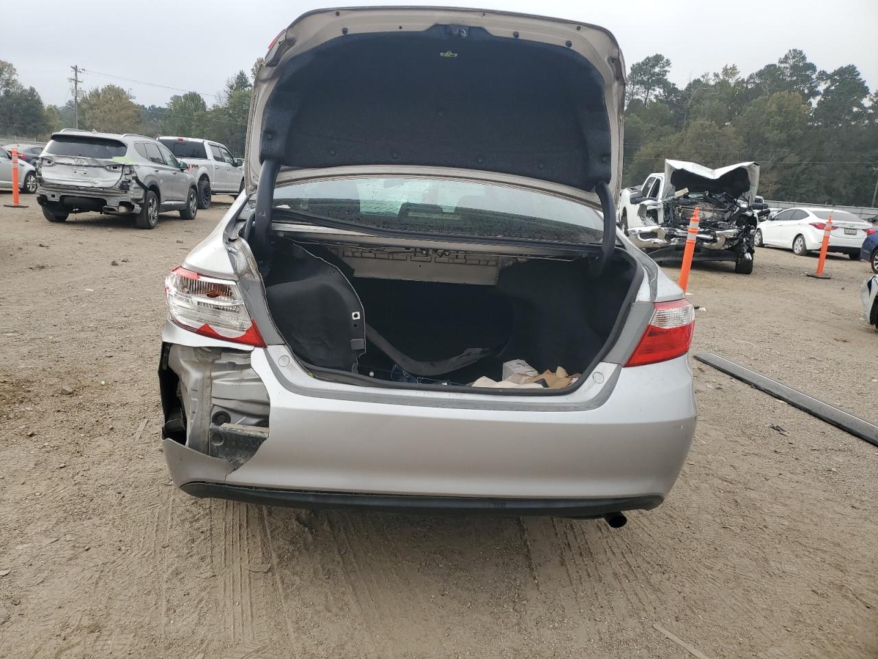 Toyota Camry Le Image 7