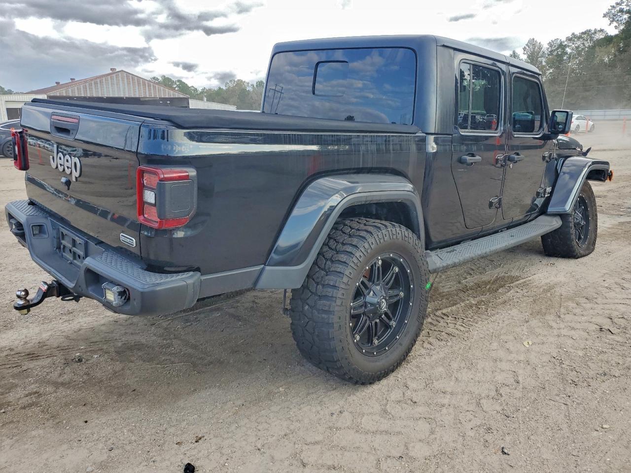 Jeep Gladiator Overland Image 4