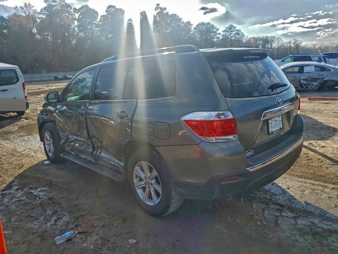 Toyota Highlander Base Image 6