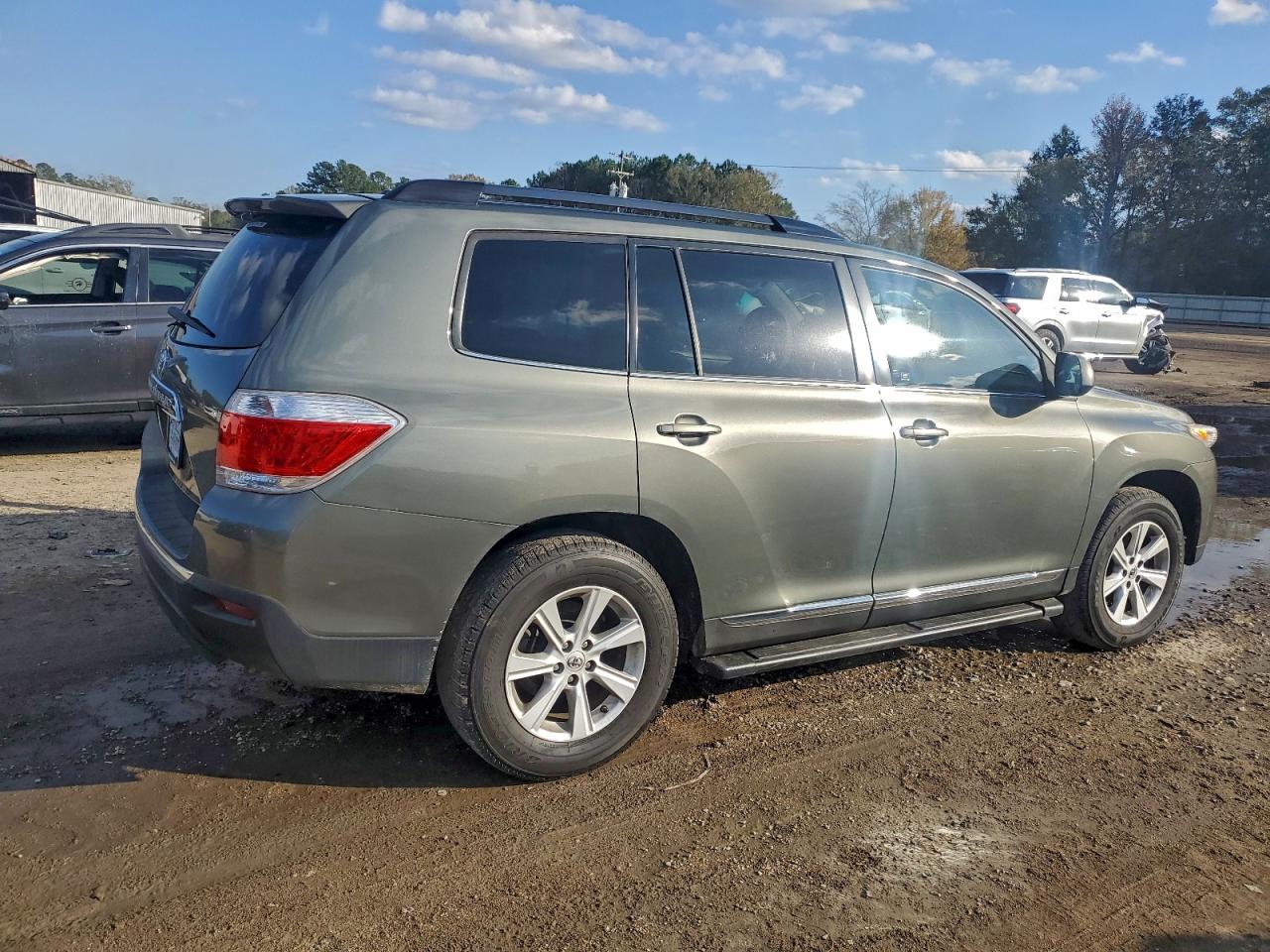 Toyota Highlander Base Image 13
