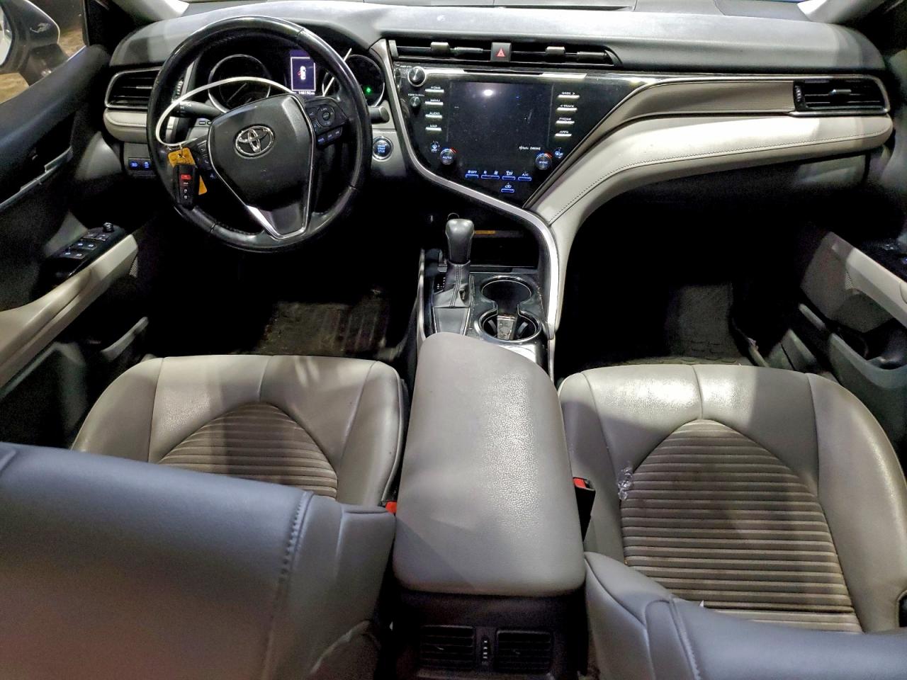 Toyota Camry L Image 10