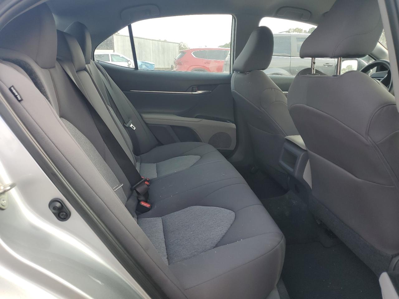 Toyota Camry Le Image 6