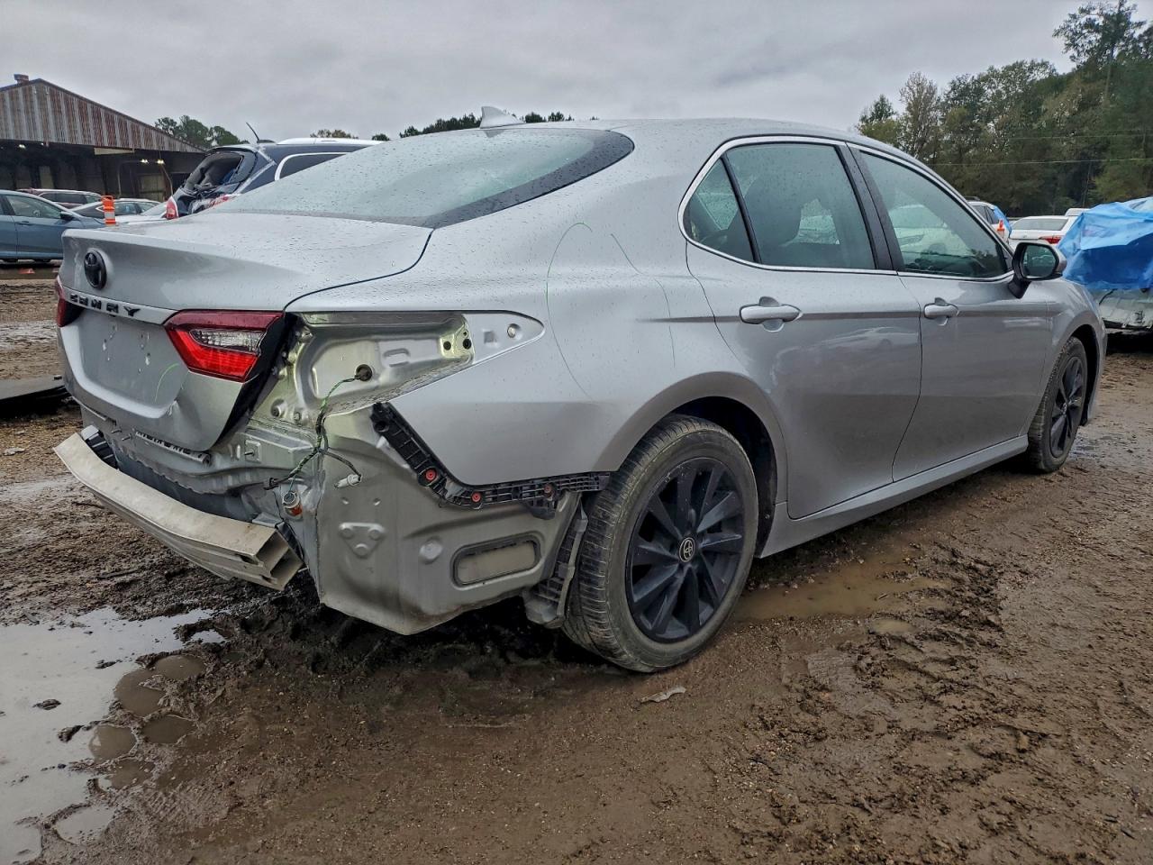 Toyota Camry Le Image 3