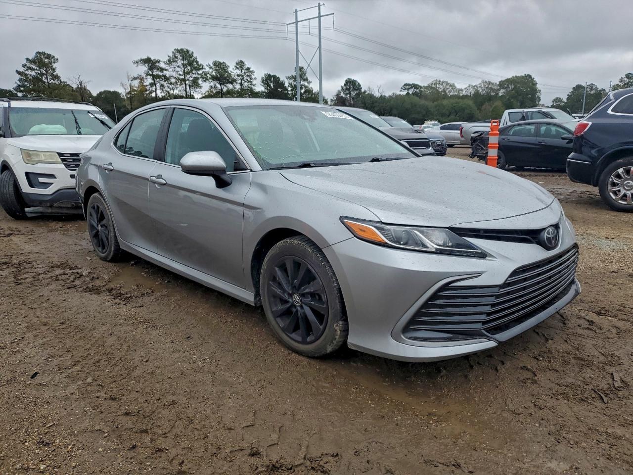 Toyota Camry Le Image 4