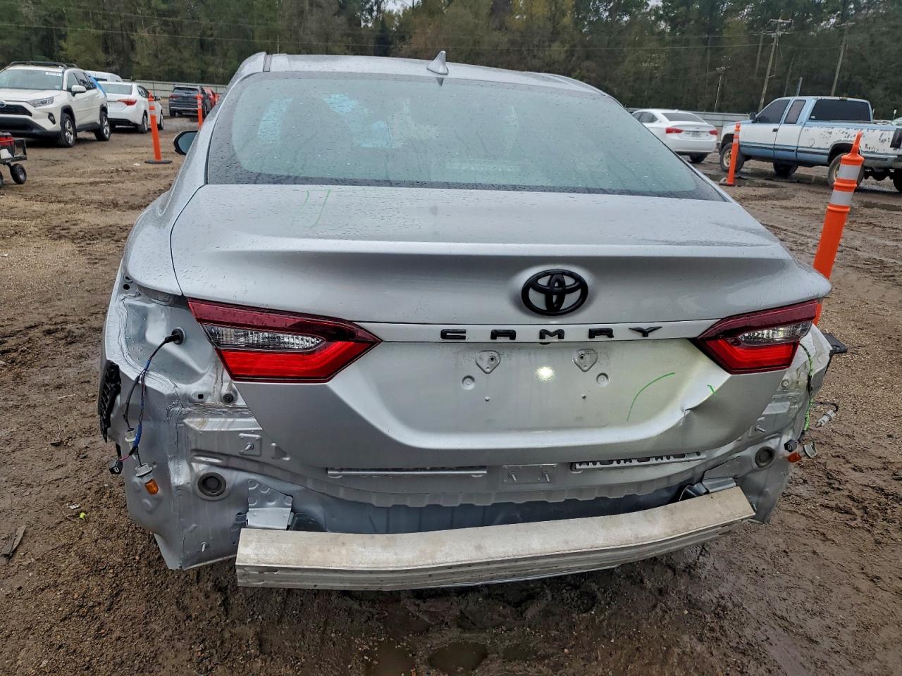 Toyota Camry Le Image 6