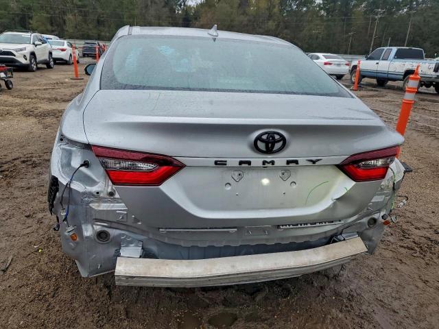 Toyota Camry Le Image 6