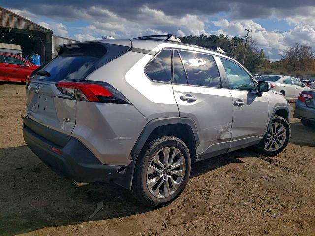 Toyota RAV4 Xle Premium Image 3