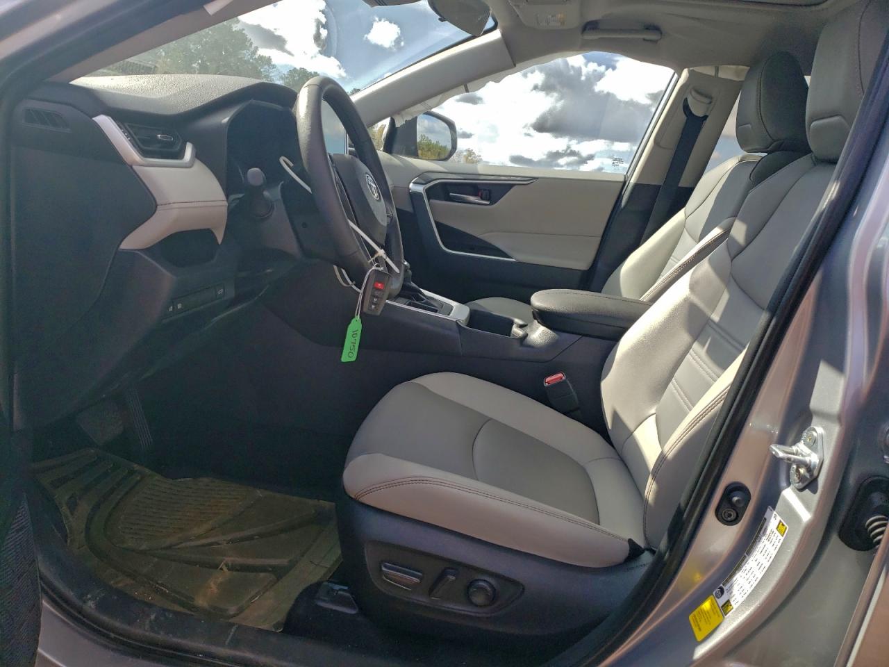 Toyota RAV4 Xle Premium Image 2